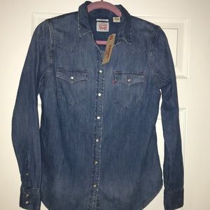 Levis denim shirt. NWT. size medium